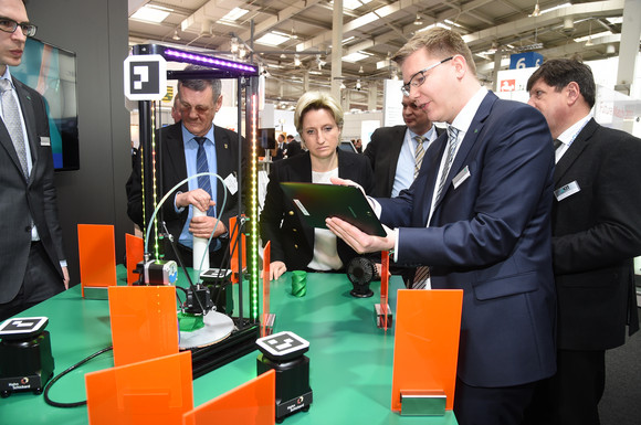 Wirtschaftsministerin Dr. Nicole Hoffmeister-Kraut hat sich bei einem Besuch der CeBIT in Hannover am 21. und 22. März 2017 bei Ausstellern aus Baden-Württemberg über die wichtigsten Trends der Digitalisierung informiert und ausgetauscht.