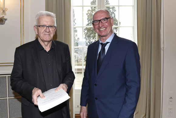 Dialekt Sprachliche Vielfalt ist ein erhaltenswertes Kulturgut Ministerpräsident Winfried Kretschmann (l.) und Prof. Dr. Hubert Klausmann (r.) (Bild: Staatsministerium Baden-Württemberg)
