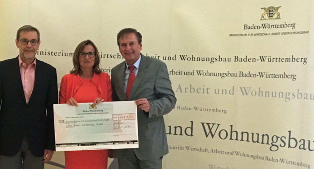 Staatssekretärin Katrin Schütz bei der Übergabe des Förderbescheids an Dr. Albrecht Fridrich, Geschäftsführer des RKW Baden-Württemberg. 