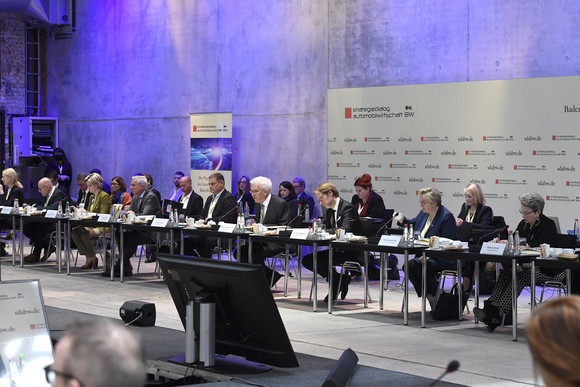 Top-Level-Meeting Fünfte Jahresveranstaltung des Strategiedialogs Automobilwirtschaft Blick ins Plenum bei der fünften Jahresveranstaltung des Strategiedialogs Automobilwirtschaft.