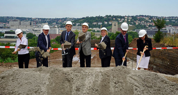 Finanz- und Wirtschaftsminister Nils Schmid, Kunstministerin Theresia Bauer, Oberbürgermeister Fritz Kuhn und Ballett-Intendant Reid Anderson sowie Vertreter der Porsche AG und des Fördervereins der Staatstheater Stuttgart e.V. nahmen am 23. Juli 2015 den Spatenstich für den Neubau der John Cranko Schule vor. 