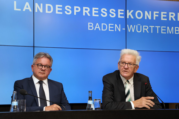 Pressekonferenz Neue Tourismuskonzeption für Baden-Württemberg Ministerpräsident Winfried Kretschmann (r.) und Tourismusminister Guido Wolf (l.) bei der Regierungspressekonferenz (Bild: Staatsministerium Baden-Württemberg)