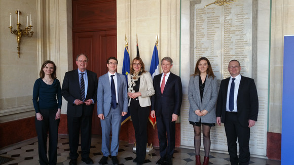 Wirtschaftsstaatssekretärin Katrin Schütz hat im Rahmen eines eintägigen Besuchs in Paris am 14. März 2017 politische Gespräche im französischen Arbeitsministerium zu aktuellen Themen der grenzüberschreitenden wirtschaftlichen Beziehungen geführt. Ebenso besuchte die Staatssekretärin den Landesstand auf der bedeutendsten internationalen Fachmesse für Verbundwerkstoffe, JEC World. 