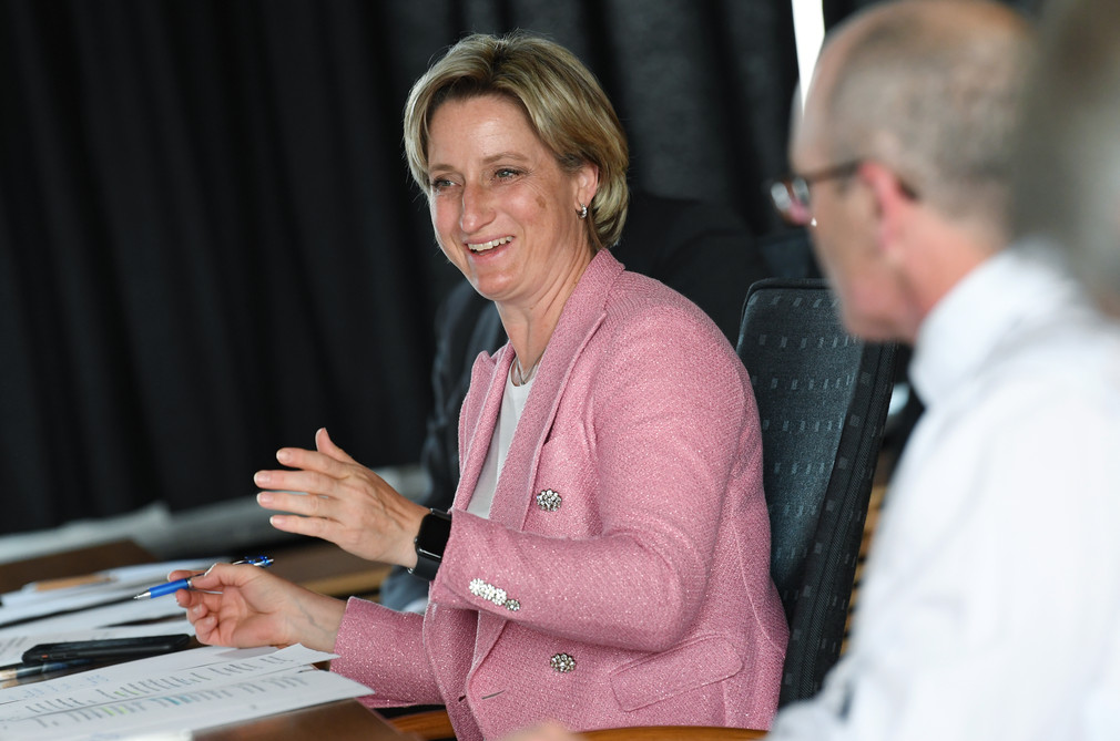 Dr. Nicole Hoffmeister-Kraut und der britische Generalkonsul Simon Kendall während der Besprechung