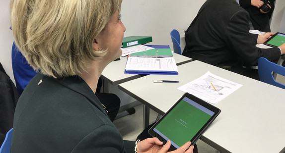 Ministerin Hoffmeister-Kraut in einem Klassenzimmer (Bild: © Ministerium für Wirtschaft, Arbeit und Wohnungsbau)
