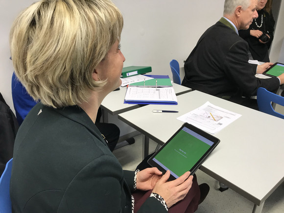 Kreisbereisung Ministerin besucht den Landkreis Biberach Ministerin Hoffmeister-Kraut in einem Klassenzimmer (Bild: © Ministerium für Wirtschaft, Arbeit und Wohnungsbau)