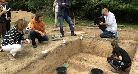Staatssekretärin Katrin Schütz besuchte im Rahmen ihrer Denkmalreise die Höhensiedlung Wunnenstein im Landkreis Ludwigsburg (Bild: Wirtschaftsministerium Baden-Württemberg)