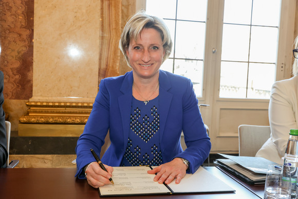 Ausbildung Neues Ausbildungsbündnis 2023-2027 unterzeichnet Dr. Nicole Hoffmeister-Kraut, Ministerin für Wirtschaft, Arbeit und Tourismus, bei der Unterzeichnung des Bündnisses