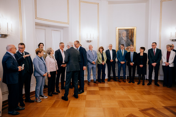 Antrittsbesuch Bundeskanzler Friedrich Merz besucht Baden-Württemberg Ministerpräsident Winfried Kretschmann stellt Bundeskanzler Friedrich Merz die Mitglieder der Landesregierung vor