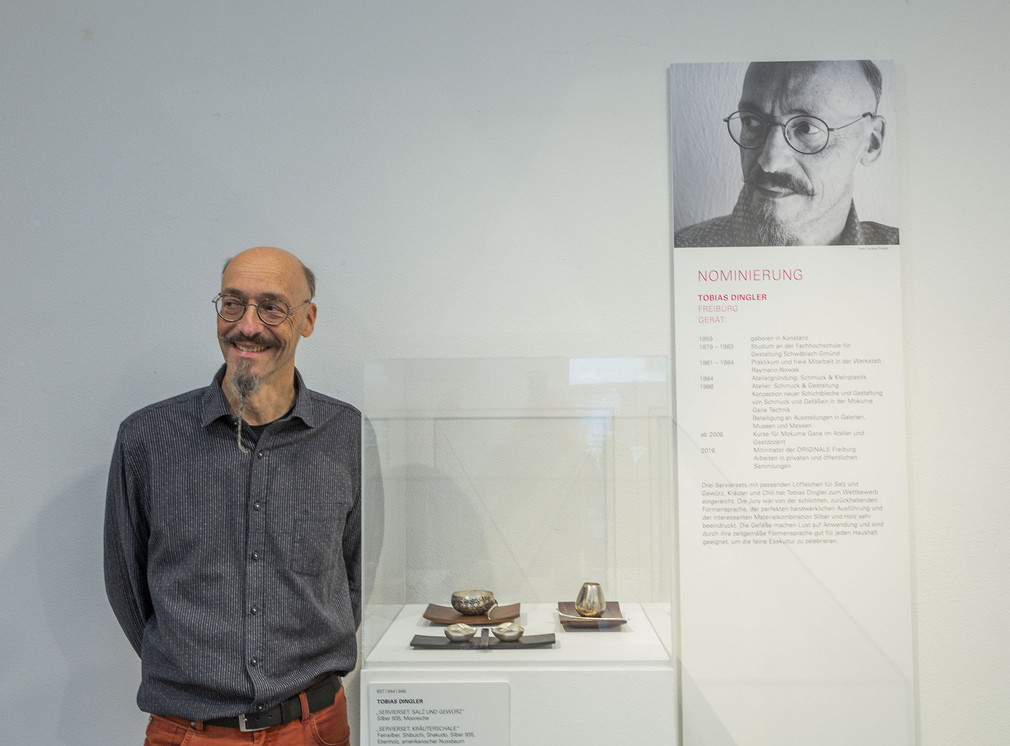 Nominierter Tobias Dingler mit seinen ausgezeichneten Objekten in der Landesausstellung