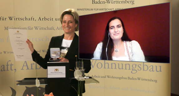 Ministerin Dr. Nicole Hoffmeister-Kraut verleiht die Wirtschaftsmedaille des Landes Baden-Württemberg.