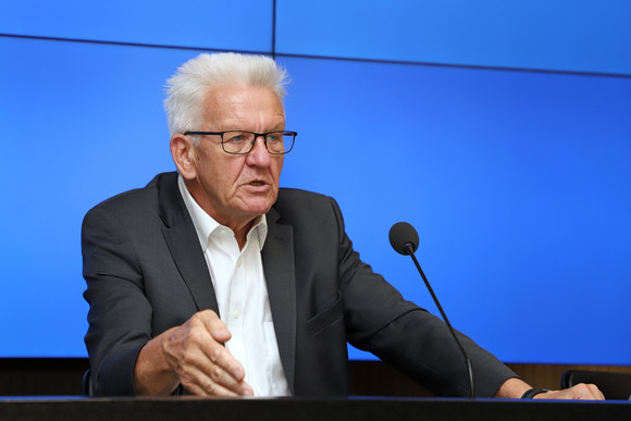 Infrastruktur Mehr Geld für kommunale Verkehrsprojekte Ministerpräsident Winfried Kretschmann bei der Regierungspressekonferenz (Bild: Staatsministerium Baden-Württemberg)