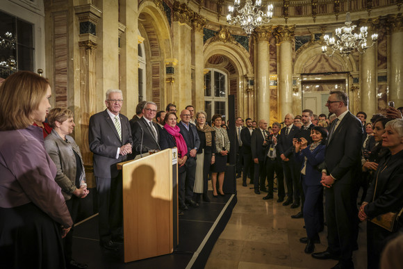 Empfang Neujahrsempfang der Landesregierung Ministerpräsident Winfried Kretschmann (Dritter von links) spricht zu den Gästen, neben ihm stehen die Mitglieder der Landesregierung.
