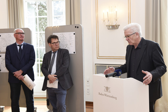 Dialekt Sprachliche Vielfalt ist ein erhaltenswertes Kulturgut Ministerpräsident Winfried Kretschmann (r.), Prof. Reinhard Johler (M.) und Prof. Dr. Hubert Klausmann (l.) (Bild: Staatsministerium Baden-Württemberg)