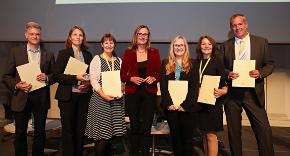 Gruppenbild: Startschuss für sechs „Girls` Digital Camps“ in Baden-Württemberg