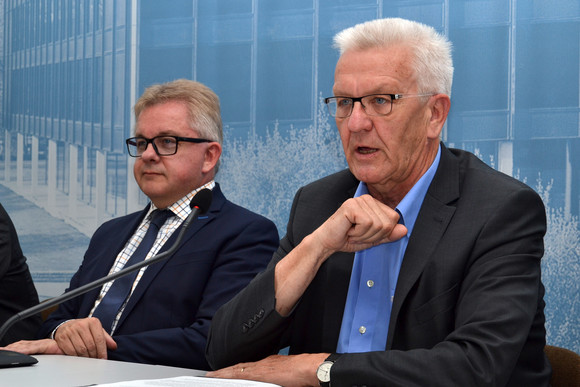 Pressekonferenz Biosphärenreservat und Bewährungs- und Gerichtshilfe Ministerpräsident Winfried Kretschmann (r.) und Justizminister Guido Wolf (l.)