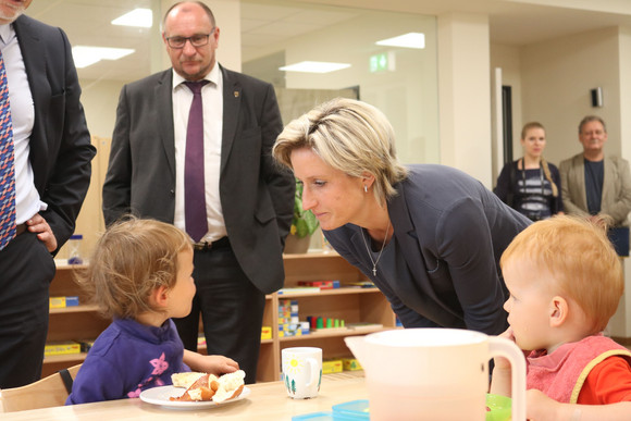 Die Wirtschaftsministerin zu Besuch beim Outdoor-Bekleidungs-Hersteller VAUDE in Tettnang, bei dem knapp 39 Prozent der Führungspositionen mit Frauen besetzt sind.