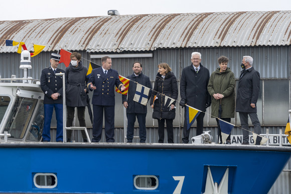 Europa Kretschmann auf Delegationsreise in Straßburg Personen stehen auf einem Boot der Wasserschutzpolizeistation in Kehl.