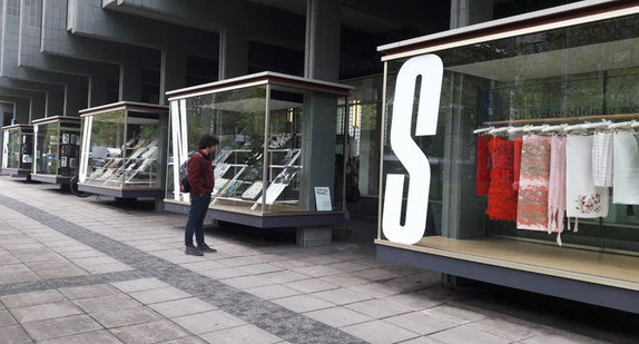 Vitrinenausstellung "Design ist unsichtbar" an der Theodor-Heuss-Straße