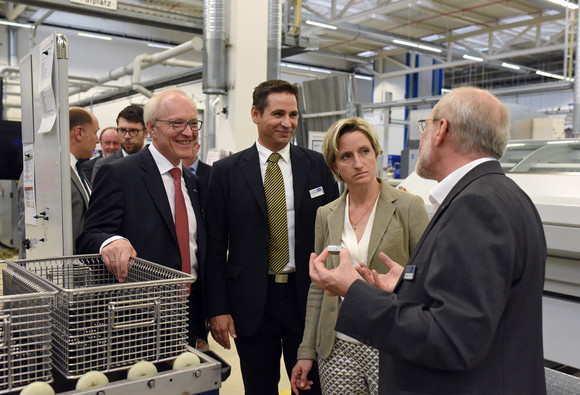 Schmalz ist Weltmarktführer für Vakuum-Technik und bietet seinen Kunden innovative Automatisierungs-, Handhabungs- und Aufspannlösungen. Am 2. August besuchte Wirtschaftsministerin Dr. Hoffmeister-Kraut im Rahmen ihrer Sommerreise 2016 dieses innovative Familienunternehmen.