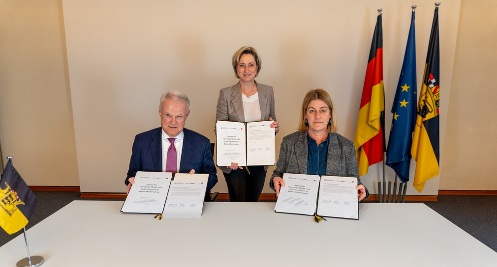 Herr Peter S. Krause, Frau Ministerin Dr. Nicole Hoffmeister-Kraut und Frau Barbara Resch bei der Unterzeichnung der gemeinsamen Erklärung 