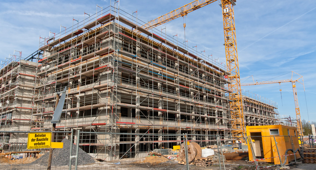 Baustelle mit Kran (Bild: © Jakob Kamender - Fotolia)