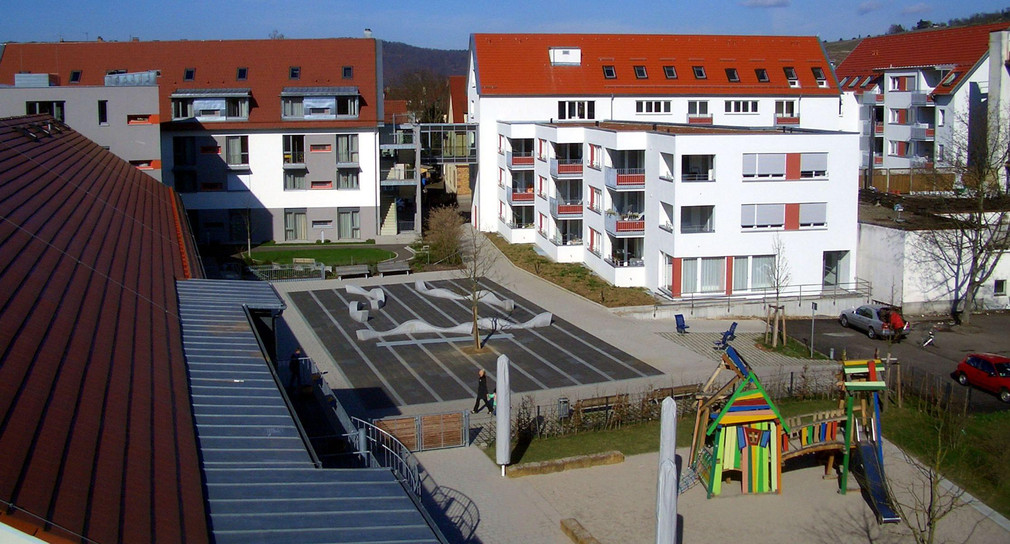 Blick auf den Stadtteilplatz mit Wasserspiel im Stadtteilzentrum "Neue Mitte Pliensauvorstadt"
