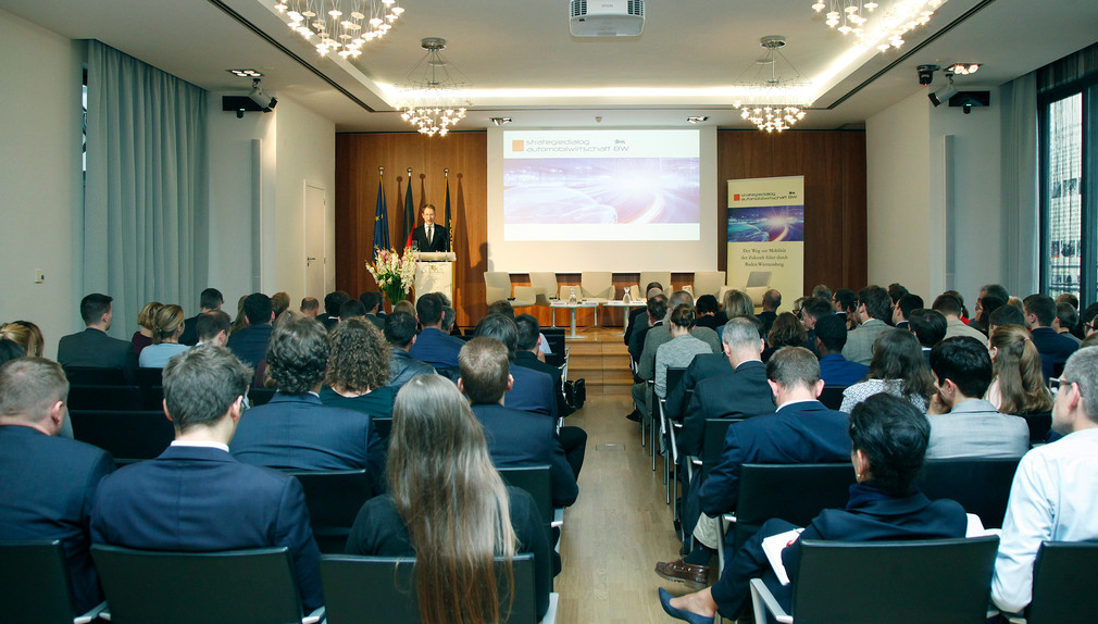 Eröffnung der öffentlichen Veranstaltung durch Staatssekretär Dr. Florian Stegmann (Bild: © Alexander Louvet)