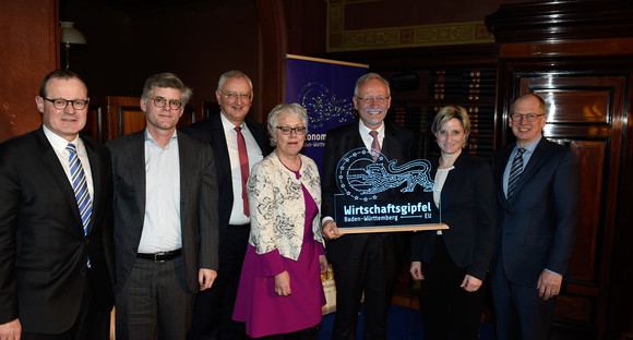 Gruppenbild mit Wirtschaftsministerin Dr. Nicole Hoffmeister-Kraut beim Wirtschaftsgipfel BW-EU 2018