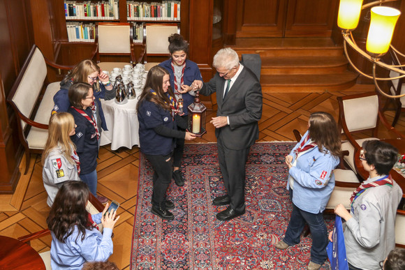 Aktion Pfadfinder übergeben Friedenslicht Ministerpräsident Winfried Kretschmann mit einer Delegation von Pfadfinderinnen und Pfadfindern anlässlich der Übergabe des diesjährigen Friedenslichts