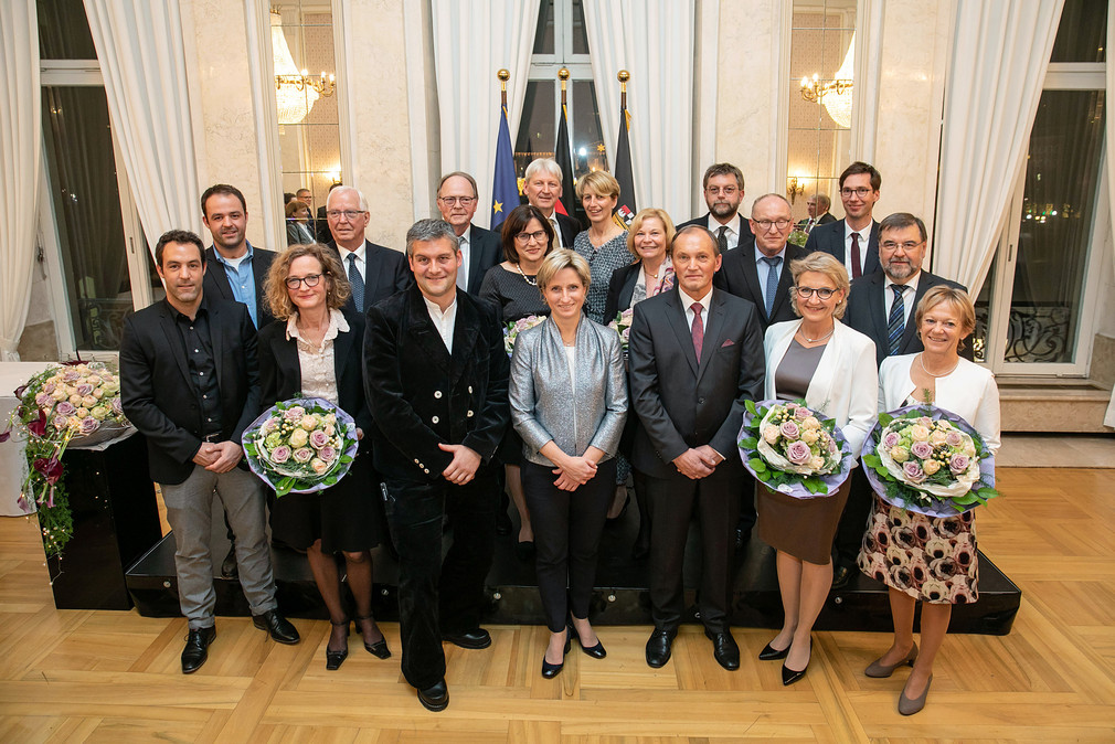 Gruppenbild der Ministerin Dr. Nicole Hoffmeister-Kraut mit allen Preisträgerinnen und Preisträgern der Wirtschaftsmedaille 2018 (Bild: © Uli Regenscheit)