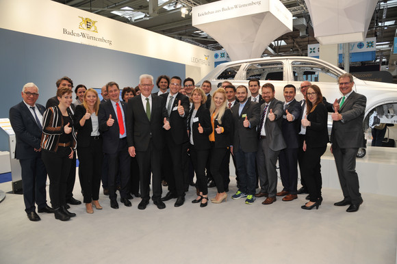 Wirtschaft Kretschmann besucht Hannover Messe Gruppenbild mit Ministerpräsident Winfried Kretschmann (M.) am Baden-Württemberg Gemeinschaftsstand zum Themenschwerpunkt Leichtbau