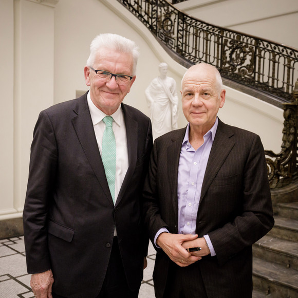 Kultur in der Villa Gesellschaftlicher Zusammenhalt ist auch eine Frage der Haltung Ministerpräsident Winfried Kretschmann (l.) und der Schriftsteller Matthias Politycki (r.) (Bild: Staatsministerium Baden-Württemberg)