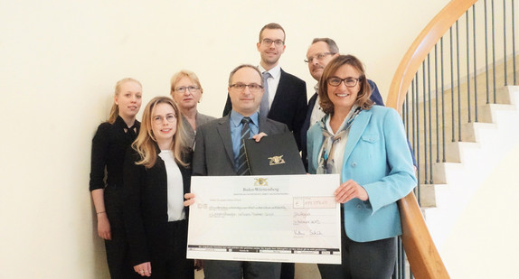Staatssekretärin Katrin Schütz (r.) übergibt den Förderbescheid (Bild: © Wirtschaftsministerium Baden-Württemberg)