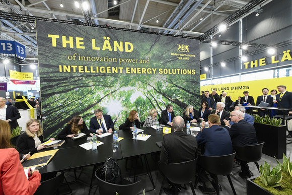 Innovation Neues imec-Kompetenzzentrum in Baden-Württemberg Gesprächsrunde an einem großen Tisch