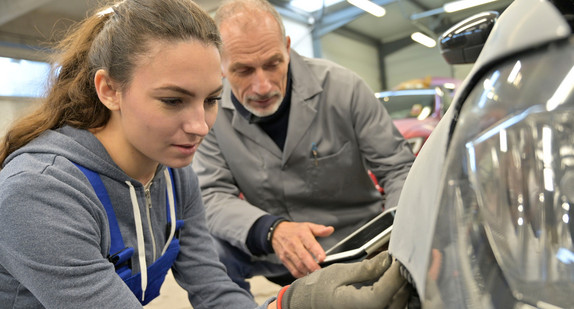 Ausbildungsmeister und Auszubildende im KFZ-Handwerk