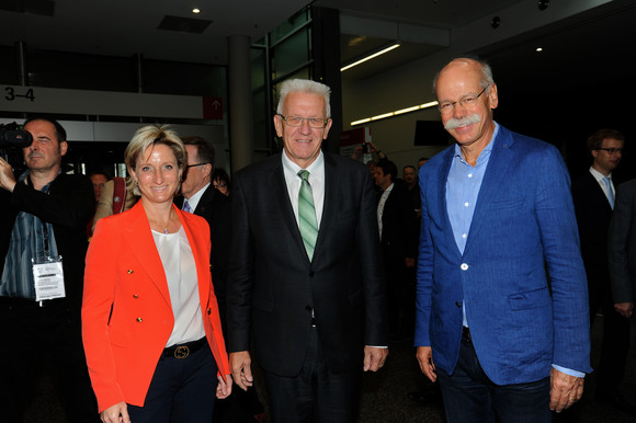 Ministerpräsident Winfried Kretschmann und die Ministerin für Wirtschaft, Arbeit und Wohnungsbau Dr. Nicole Hoffmeister-Kraut besuchten am 15. September 2017 die 67. Internationale Automobil-Ausstellung (IAA) in Frankfurt. Schwerpunkt des Besuchs waren Messeauftritte baden-württembergischer Unternehmen, die Lösungen auf dem Weg zum emissionsfreien Fahren auf dem Branchentreff präsentierten.