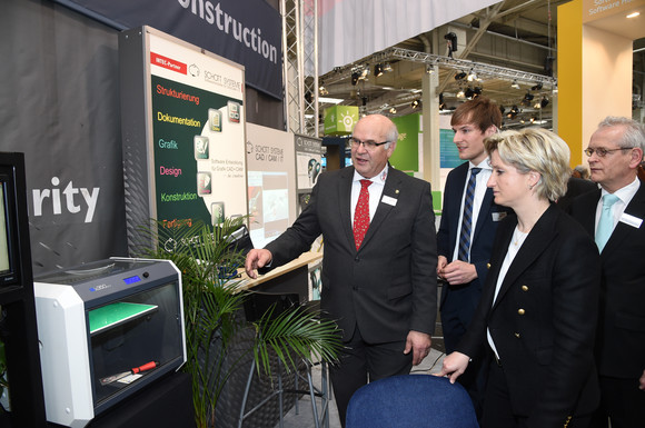 Wirtschaftsministerin Dr. Nicole Hoffmeister-Kraut hat sich bei einem Besuch der CeBIT in Hannover am 21. und 22. März 2017 bei Ausstellern aus Baden-Württemberg über die wichtigsten Trends der Digitalisierung informiert und ausgetauscht.