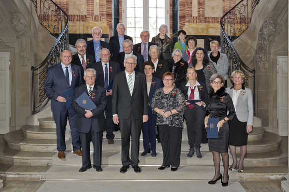 Tag des Ehrenamtes Kretschmann würdigt besonderes ehrenamtliches Engagement Gruppenbild mit Ministerpräsident Winfried Kretschmann und den Ordensträgerinnen und -trägern