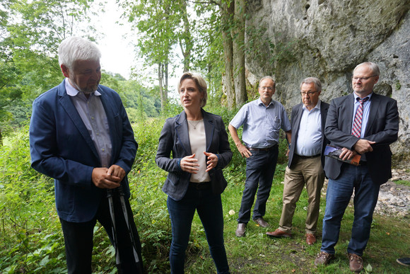 Denkmalpflege Ministerin besucht UNESCO-Welterbestätte Besuch Hohlenstein-Stadel im Lonetal im Rahmen des Besuchs der Höhlen und Eiszeitkunst auf der Schwäbischen Alb am 8. August 2017