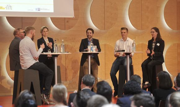 Als „großen Erfolg“ bezeichnete Wirtschaftsministerin Dr. Nicole Hoffmeister-Kraut die Initiative Ausbildungsbotschafter beim Kongress „Wir stehen für Ausbildung!“ am 15. Mai 2017 in Stuttgart. Hier begrüßte die Ministerin rund 350 Auszubildende, Ausbilderinnen und Ausbilder, Personalverantwortliche, Lehrkräfte sowie Berufsberaterinnen und Berufsberater aus ganz Baden-Württemberg.