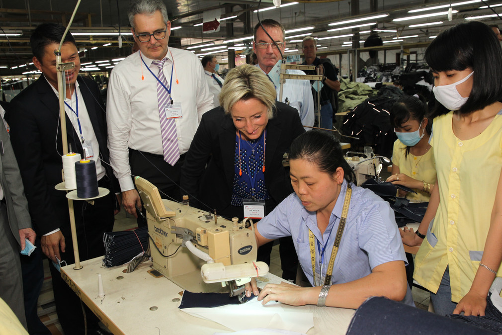 Die Delegation besichtigte bei Phong Phu Textile Corp., Marktführer im Bereich Bekleidungsindustrie, auch die Näherei.