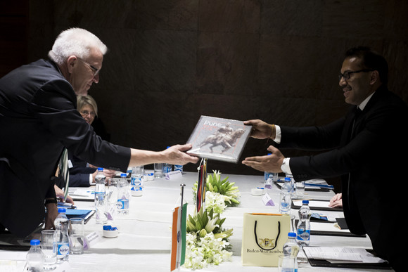 Delegationsreise Ministerpräsident Kretschmann besucht Indien Ministerpräsident Winfried Kretschmann (l.) und der Verwaltungsdirektor der Stadt Pune, Kunal Kumar (r.) bei der Geschenkübergabe