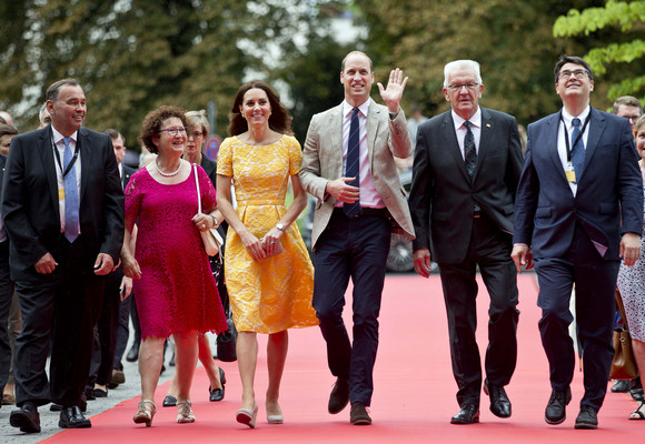 Besuch Herzogpaar von Cambridge besucht Heidelberg Deutsches Krebsforschungszentrum: Ministerpräsident Winfried Kretschmann (2.v.r.), Prinz William (3.v.r.), Herzogin Catherine (3.v.l.), Gerlinde Kretschmann (2.v.l.), Michael Baumann (r.), Vorstand Wissenschaft des DKFZ, und Josef Puchta (l.), Kaufmännischer Vorstand des DKFZ