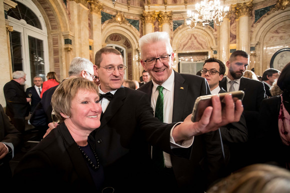 Empfang Neujahrsempfang der Landesregierung Ein Selfie mit Ministerpräsident Winfried Kretschmann (M.)