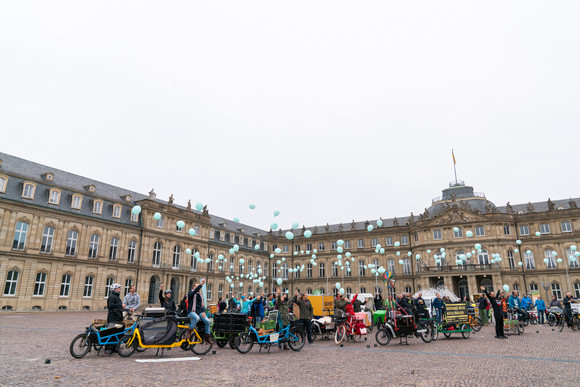 Elektromobilität Größte E-Lastenrad-Flotte 2018 in Stuttgart versammelt Größte E-Lastenrad-Flotte 2018 in Stuttgart versammelt. Bilderquelle: Ministerium für Verkehr BW, Daniel Mühlebach
