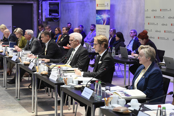 Top-Level-Meeting Fünfte Jahresveranstaltung des Strategiedialogs Automobilwirtschaft Blick ins Plenum bei der fünften Jahresveranstaltung des Strategiedialogs Automobilwirtschaft.