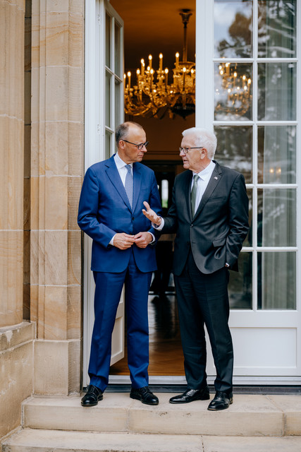Besuch Kretschmann empfängt Bundeskanzler Merz Bundeskanzler Friedrich Merz (links) und Ministerpräsident Winfried Kretschmann (rechts) im Gespräch.