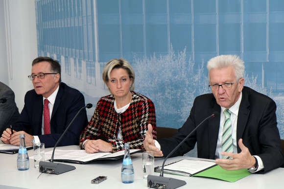 Pressekonferenz Technologiebeauftragter des Landes vorgestellt v.l.n.r.: Der neue Technologiebeauftragte des Landes, Prof. Dr. Wilhelm Bauer, Wirtschaftsministerin Dr. Nicole Hoffmeister-Kraut und Ministerpräsident Winfried Kretschmann bei der Regierungspressekonferenz