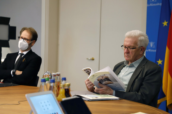 Bürokratieabbau Neue Empfehlungsberichte des Normenkontrollrats zum Bürokratieabbau Ministerpräsident Winfried Kretschmann (r.) und der Koordinator für Bürokratieabbau, Dr. Florian Stegmann (l.)
